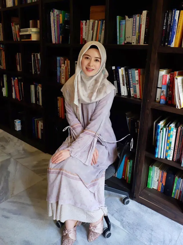 7 Inspirasi Gaya Hijab Ayana Jihye Moon, Simple dan Menawan