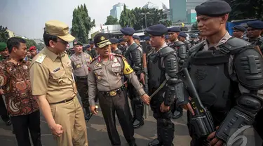 Pelaksana Tugas Gubernur DKI Jakarta Basuki Tjahaja Purnama hadir di apel kesiapan pengamanan pelantikan Presiden, Jakarta, Kamis (16/10/2014) (Liputan6.com/Faizal Fanani)