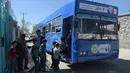 Anak-anak Afghanistan memasuki bus yang dijadikan perpustakaan keliling di Kabul, 4 April 2018. Bus perpustakaan keliling itu berhenti di sekolah, taman atau panti asuhan sepanjang minggu dan berhenti beberapa jam dalam satu tempat. (AFP/Shah MARAI)