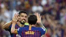Pemain Barcelona, Luis Suarez, merayakan gol yang dicetaknya ke gawang Huesca pada laga La Liga Spanyol di Stadion Camp Nou, Barcelona, Minggu (2/8/2018). Barcelona menang 8-2 atas Huesca. (AFP/Lluis Gene)