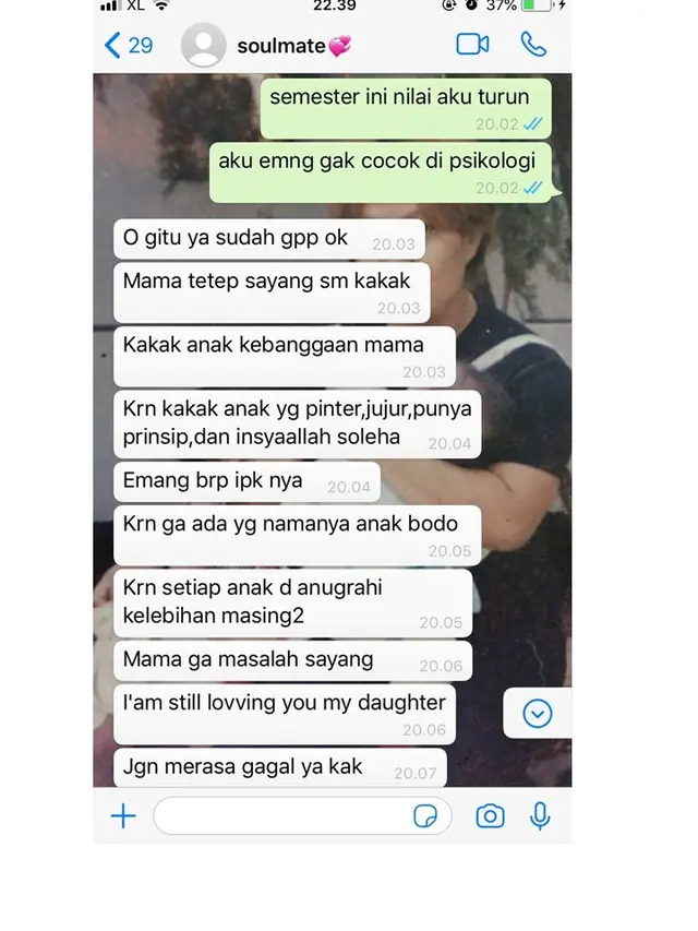 8 Chat Orang Tua Beri Semangat ke Anak Ini Bikin Haru