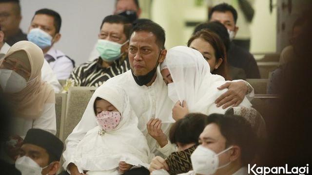 7 Momen Pengajian Sekaligus Doa Bersama untuk Vanessa Angel dan Bibi Ardiansyah