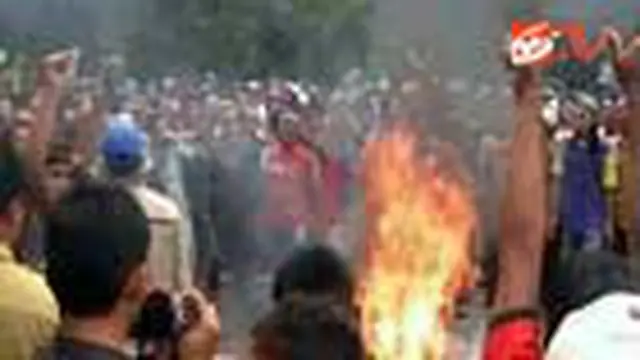 Warga Demo Limbah Pabrik Karet
