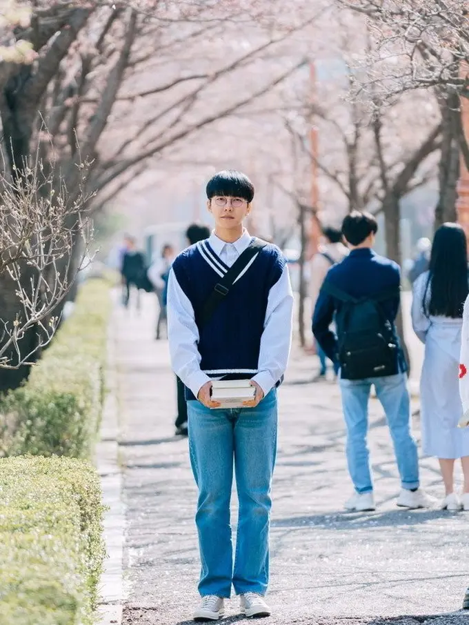 Lee Seung Gi tampil menjadi mahasiswa. (Foto: AllKpop)
