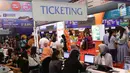 Pengunjung memesan tiket penerbangan domestik dan luar negri di Garuda Travel Fair (GATF) 2017 fase II di JCC, Jakarta, Jumat (22/9). Pameran tersebut diselenggarakan selama tiga hari mulai 22-24 September 2017. (Liputan6.com/Angga Yuniar)