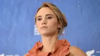 Suki Waterhouse menjalani perawatan kecantikan unik. (AFP/Bintang.com)