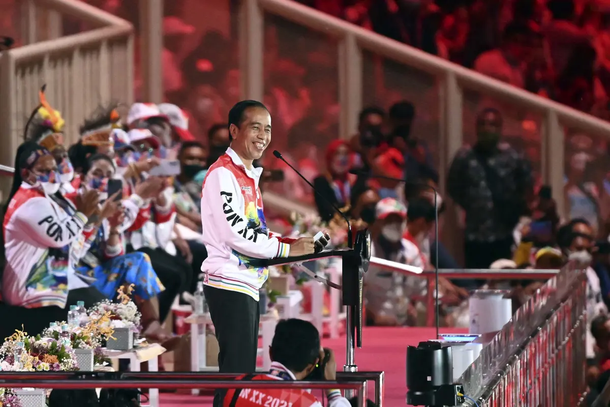 Foto: Buka PON Papua, Jokowi Unjuk Kebolehan Bermain Bola