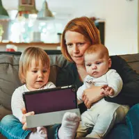 Saat ini, fenomena orang tua bekerja dan meninggalkan anak sendirian di rumah bukanlah sebuah hal yang asing. (Foto: Unsplash/Alexander Dummer)