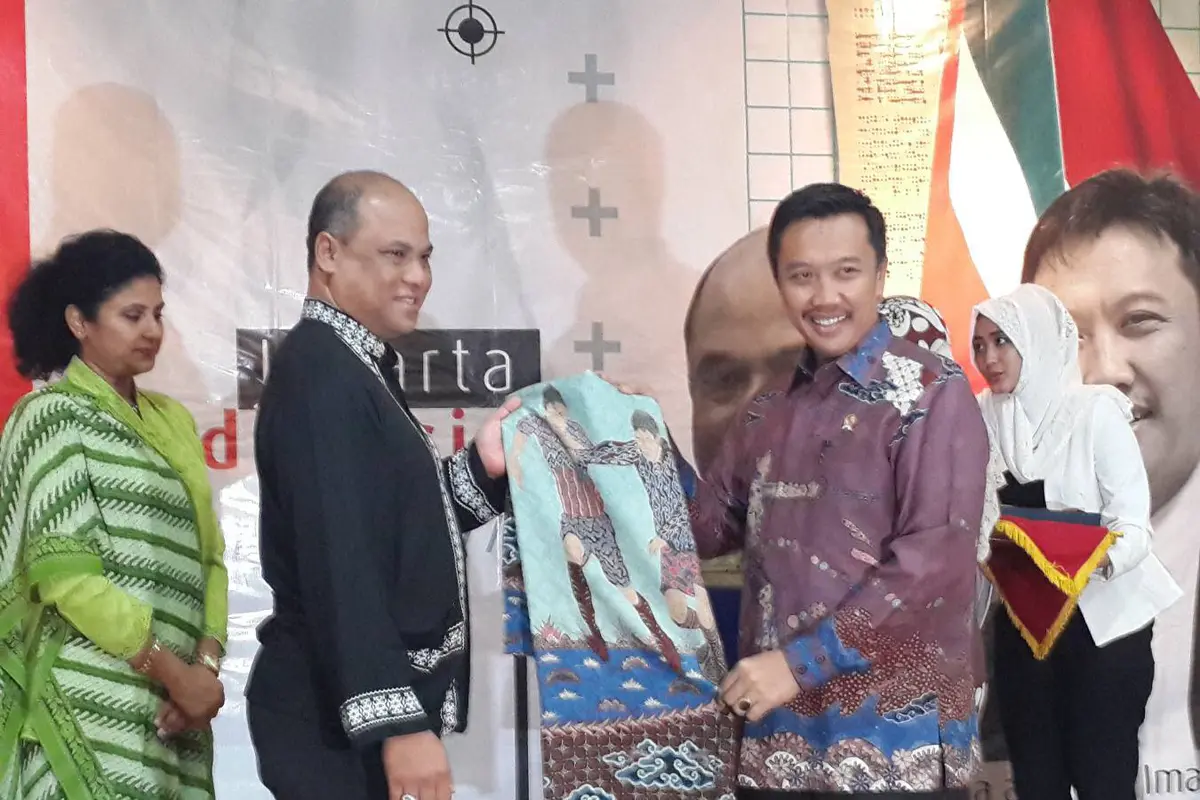 Menpora Indonesia-Suriname Tukar Suvenir