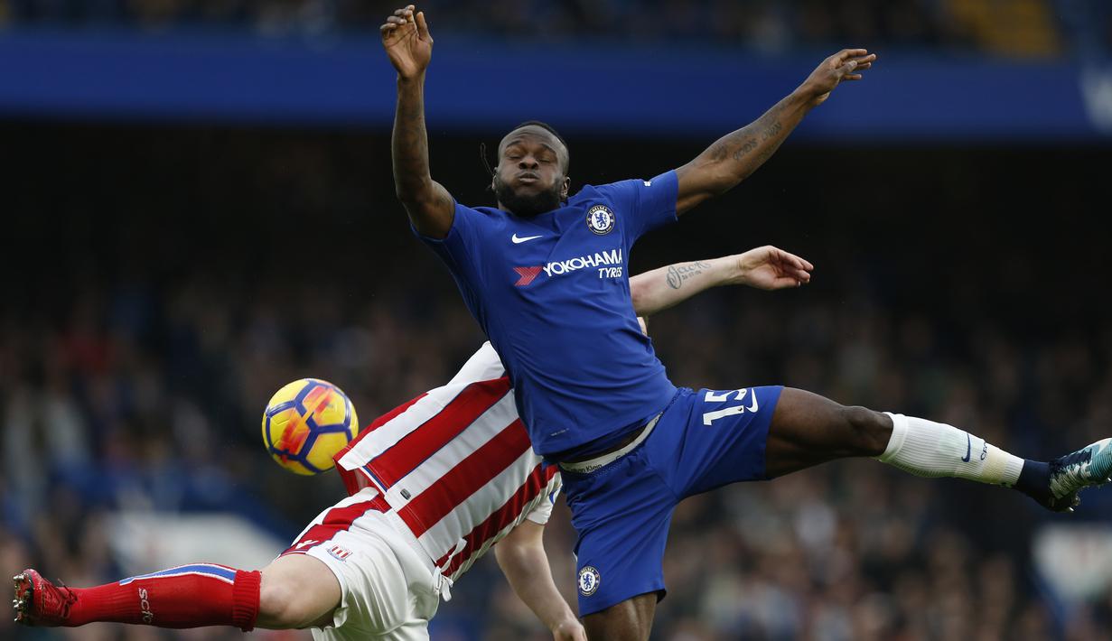 Aksi pemain Chelsea, Victor Moses (kanan) melakukan duel dengan pemain Stoke City, Charlie Adam pada lanjutan Premier League di Stamford Bridge, London (30/12/2017). Chelsea menang 5-0. (AFP/Ian Kington)