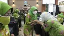 Ketum PP Muslimat NU Khofifah Indar Parawansa usai penandatanganan MoU kerja sama transformasi digital guna menyediakan kemudahan bertransaksi masyarakat atas akses layanan keuangan digital berbasis Syariah di Jakarta (18/11/2021)