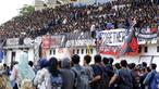 Ribuan suporter menonton laga antara Universitas Muhammadiyah Malang (UMM) melawan Universitas Negeri Malang (UM) pada laga final Torabika Campus Cup 2017 di Stadion UM, Malang, Kamis, (02/11/2017). UMM menang 2-0 atas UM. (Bola.com/M Iqbal Ichsan)