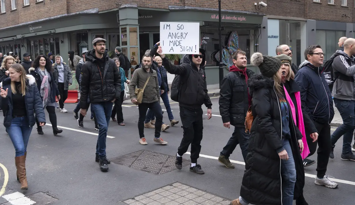 Para demonstran mengikuti aksi protes anti-lockdown di London, Inggris, 28 November 2020. Lebih dari 60 orang ditangkap saat bentrokan antara sejumlah demonstran anti-lockdown dan polisi terjadi di pusat kota London pada Sabtu (28/11). (Xinhua/Ray Tang)