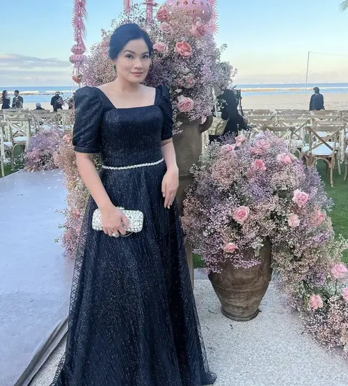 8 OOTD Long Dress Hitam Polos yang Elegan Ala Artis, dari Jessica Mila  hingga Mikha Tambayong - Photo Fimela.com