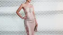 Penampilannya benar-benar mencuri perhatian, mengenakan gaun elegan berwarna soft pink rancangan Pamela Usanto Atelier yang memberikan kesan anggun dan mewah.  [@lunamaya].