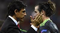 Pelatih Wales, Chris Coleman (kiri)  memberikan semangat kepada Gareth Bale usai kalah dari Portugal 0-2 pada semi-final Piala Eropa 2016 di Stadion Parc Olympique Lyonnais, DÈcines-Charpieu, Prancis, Kamis (7/7/2016) dini hari WIB. (AFP/Miguel Medina)