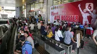 Suasana pelaksanaan vaksinasi booster COVID-19 di Pasar Tanah Abang Blok A, Jakarta, Senin (4/4/2022). Vaksinasi yang diselenggarakan Polri ini diikuti warga sekitar dan pedagang Pasar Tanah Abang yang berencana mudik Lebaran. (Liputan6.com/Faizal Fanani)