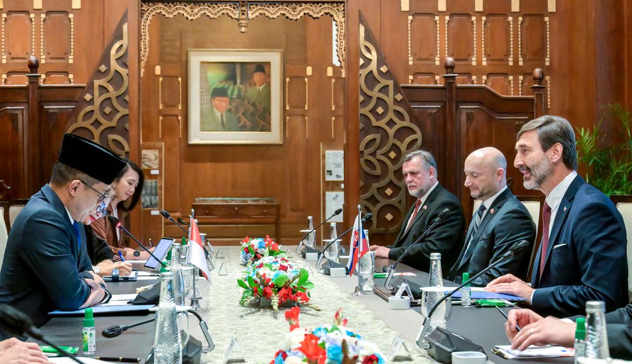 Sebagai informasi, kedatangan Menteri Luar Negeri Slovakia, Juraj Blanar, di Indonesia adalah untuk memperkuat dialog politik, memajukan diplomasi ekonomi, dan memperkokoh posisi Slovakia di kawasan Asia Tenggara. Tampak dalam foto, Menteri Luar Negeri Indonesia, Sugiono (kiri) dan Menteri Luar Negeri Slovakia, Juraj Blanar, mengadakan pertemuan bilateral di Gedung Pancasila, Kementerian Luar Negeri, Jakarta, Selasa (3/2/2026). (BAY ISMOYO/AFP)