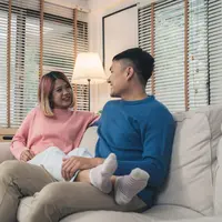 Menumbuhkan cinta yang abadi, perhatian, kasih sayang, pengertian satu sama lain dapat didapatkan dengan melakukan deep talk bersama pasangan. (Sumber: Freepik/tirachardz).