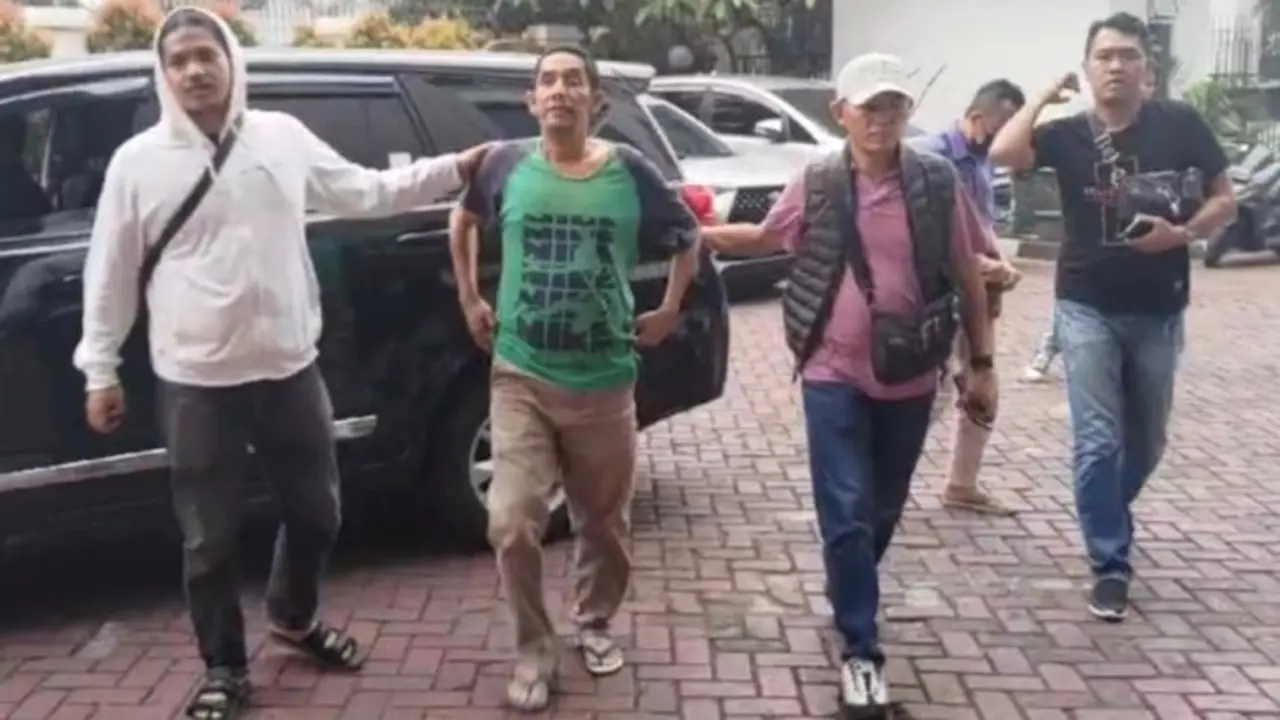 Saksi diduga kasus jaksa terima suap miliaran rupiah digiring oleh Tim Tabur Kejati Riau dan Kejaksaan Agung.