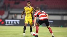 Pemain Persija Jakarta, Dony Tri Pamungkas (kiri) mencoba melewati pemain Madura United pada lanjutan BRI Super League 2025/2026 di Stadion Gelora Ratu Pamelingan, Jumat (24/10/2025) malam WIB. (Bola.com/Abdul Aziz).