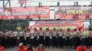 Polisi berjaga saat buruh yang tergabung dalam Gerakan Buruh Bersama Rakyat (Gebrak) berdemonstrasi di depan Gedung DPR, Jakarta, Senin (13/1/2020). Massa menyuarakan penolakan mereka terhadap Omnibus Law Rancangan Undang-Undang Cipta Lapangan Kerja. (Liputan6.con/Johan Tallo)