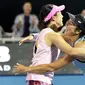 Aldila/Kato berhasil mengalahkan Fernandez/Mattek-Sands dalam laga selama 29 menit yang berakhir dengan skor 1-6, 7-5 (10-4). (AFP/David Roland)