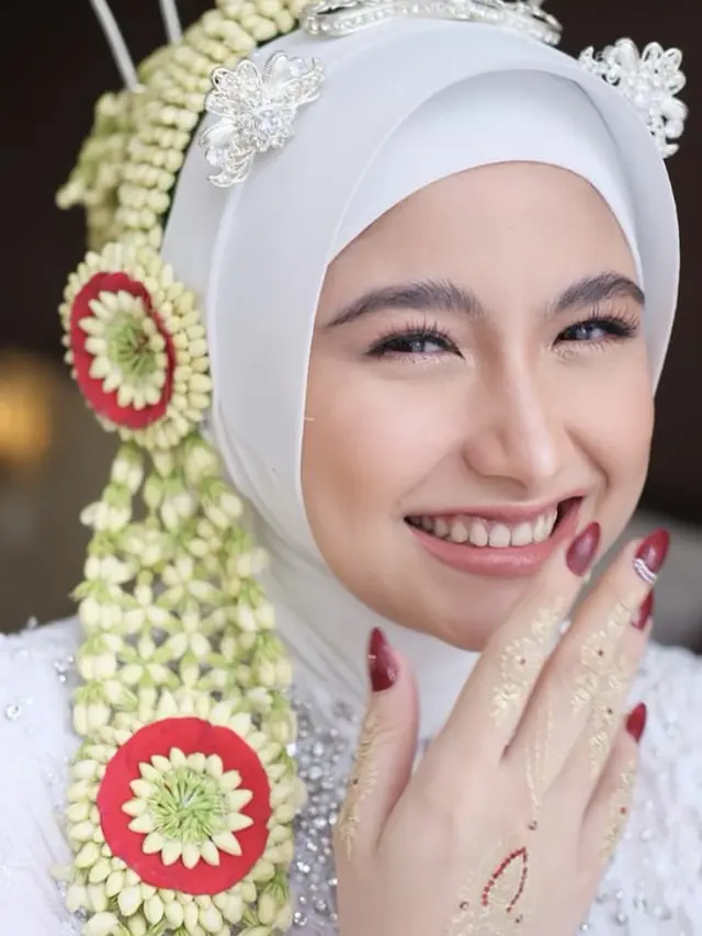6 Gaya Faye Nicole Resmi Menikah Dibalut Kebaya Adat Jawa dan Hijab