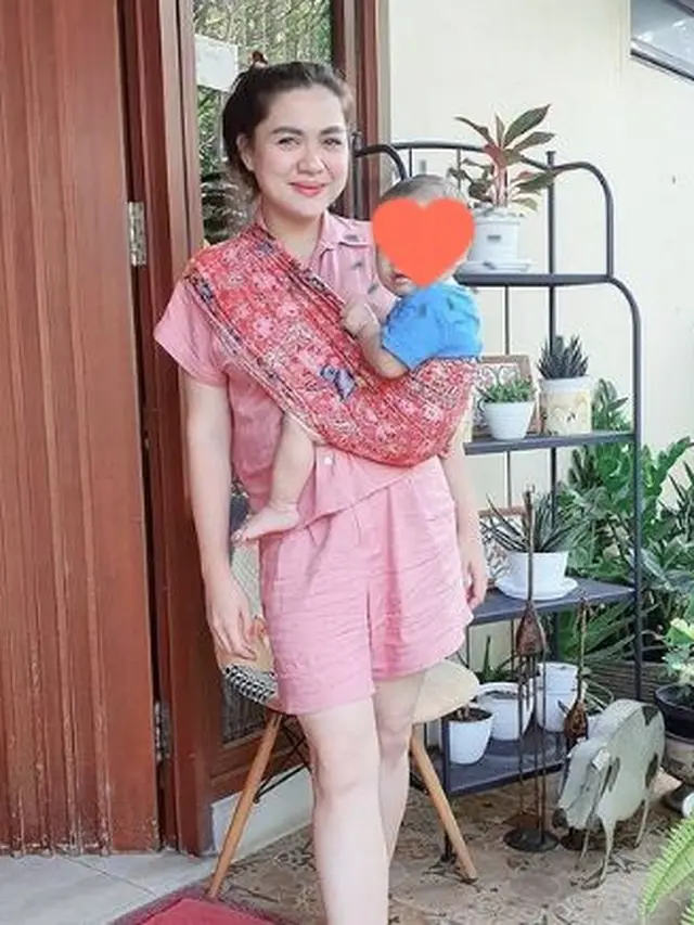 Tampil Sederhana, Ini 6 Potret Vicky Pakai Kain Jarik saat Momong Buah Hati
