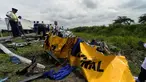 Puing-puing sisa tabrakan antara bus sekolah dengan truk di dekat kota pesisir Yaguachi-Milagro, Ekuador, Jumat (14/1). Dilaporkan sedikitnya 20 orang tewas dan 17 lainnya mengalami luka-luka. (AFP PHOTO/MAURICIO DE LA CADENA)