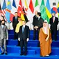 Pada sesi foto bersama, Presiden Joko Widodo berada di barisan depan tengah, bersama troika lainnya yaitu Italia dan Arab Saudi. (Foto: Sekretariat Negara)