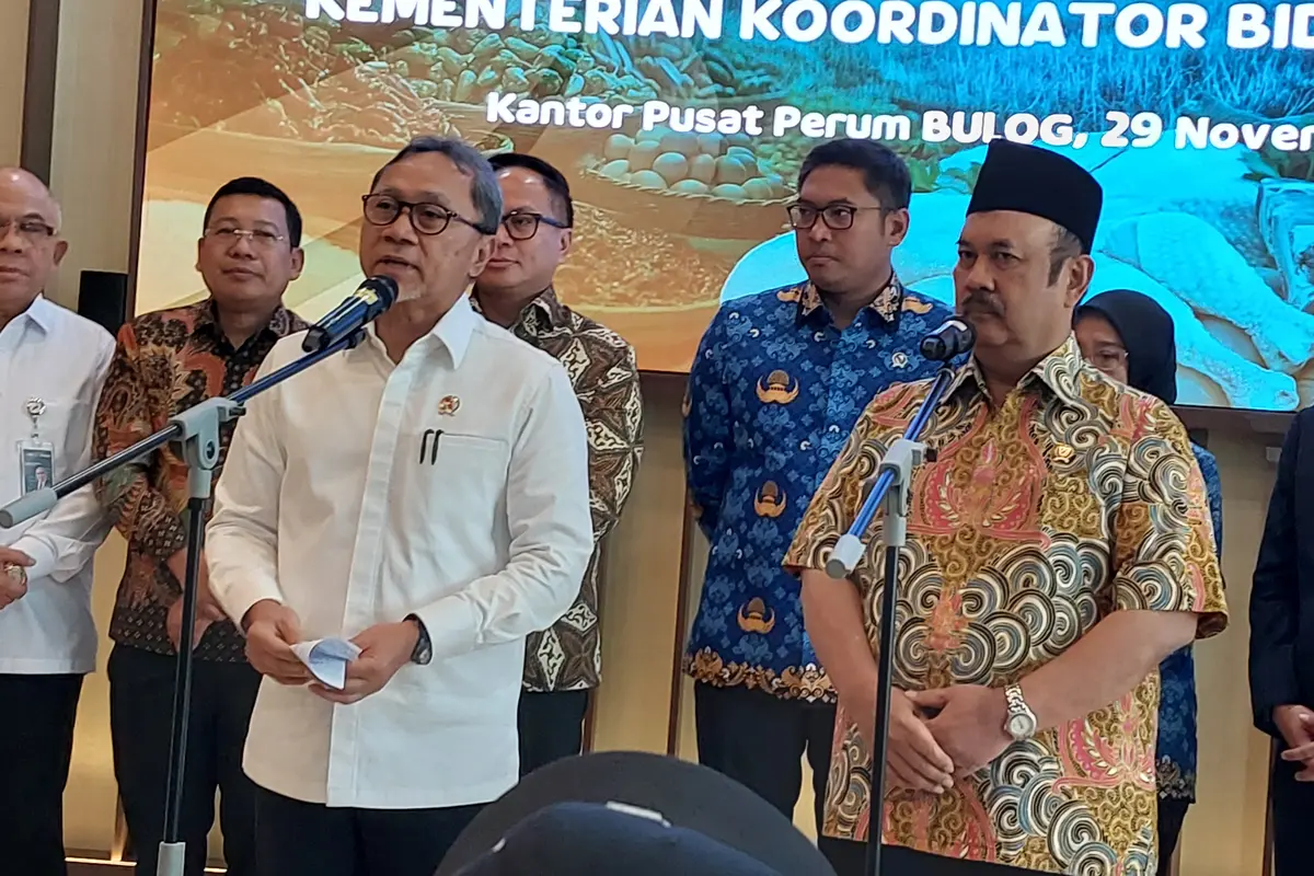 Menteri Koordinator Bidang Pangan Zulkifli Hasan menjelaskan mengenai proses transformasi Bulog di Kantor Pusat Perum Bulog, Jakarta, Jumat (28/11/2024). (Arief/Liputan6.com)
