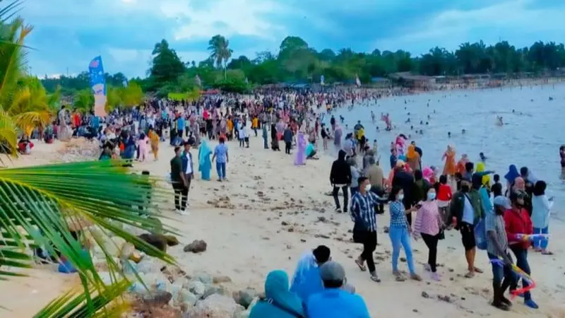 Salah satu kerumunan di lokasi wisata dan mengabaikan protokol kesehatan Covid-19.