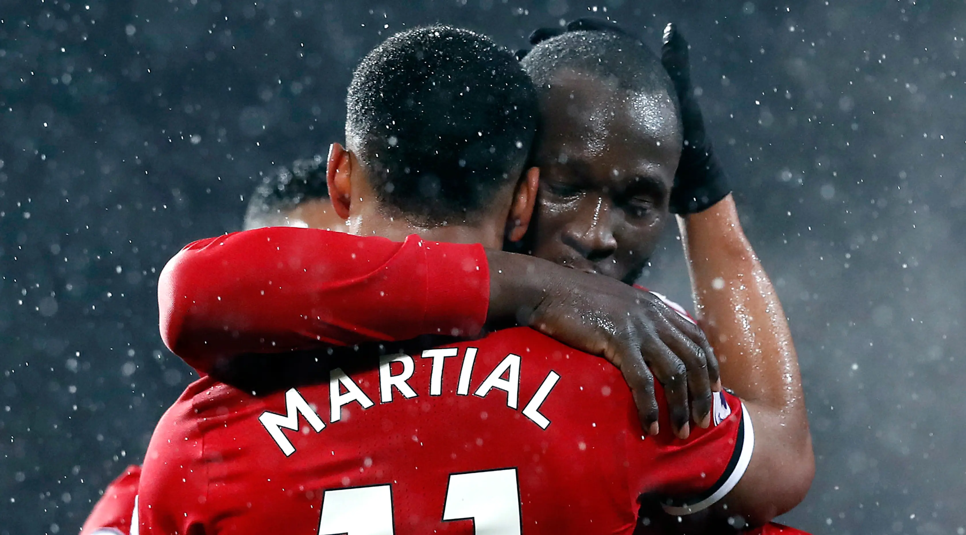 Pemain Manchester United, Anthony Martial merayakan gol rekannya, Romelu Lukaku ke gawang AFC Bournemouth pada lanjutan laga Premier League di Old Trafford, Rabu (13/12). Lukaku menjadi penentu kemenangan dengan skor 1-0 itu. (Martin Rickett/PA via AP)