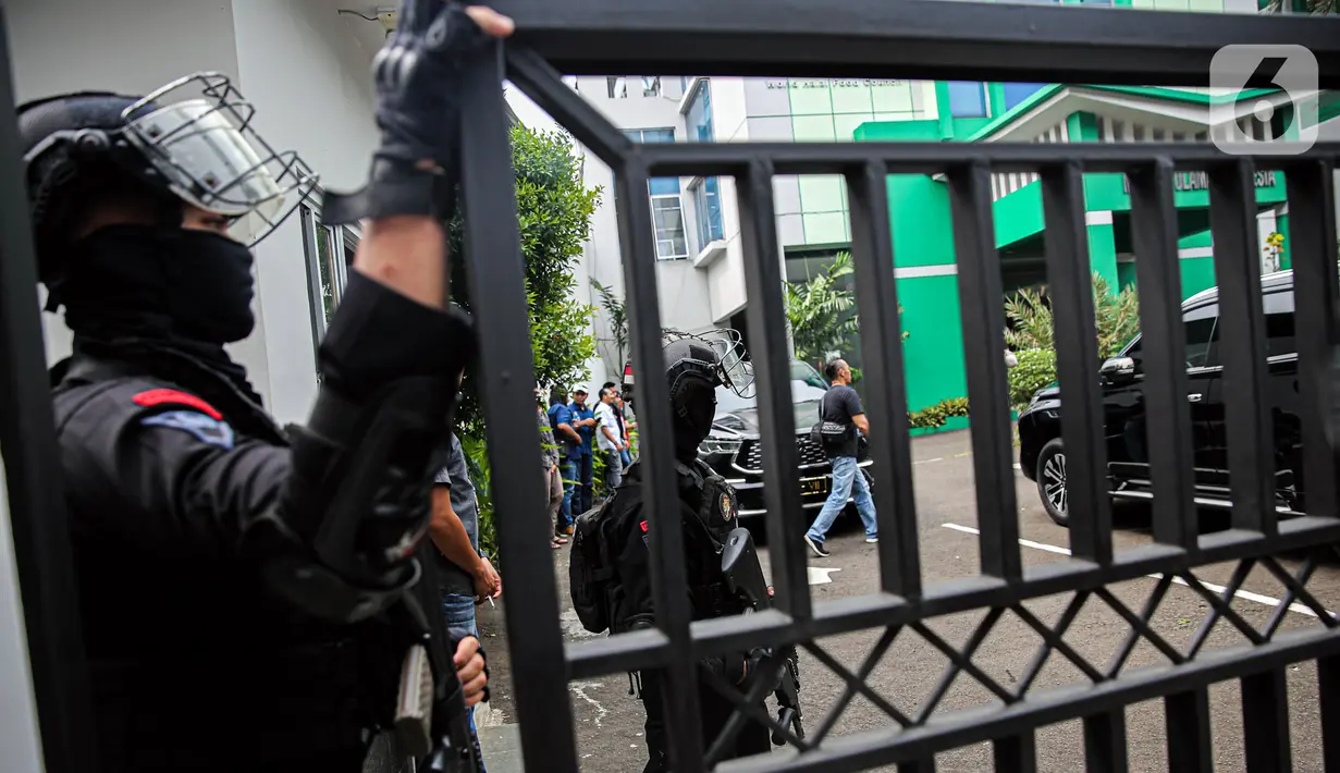 Nampak aparat kepolisian melakukan penjagaan ketat di Kantor MUI. Selain itu banyak juga anggota yang tengah memeriksa kondisi ruangan di depan pintu lobi MUI. (Liputan6.com/Faizal Fanani)