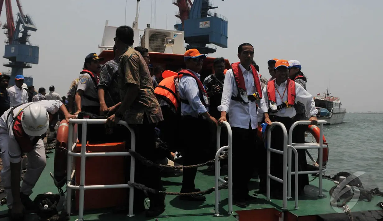 Pantauan Liputan6.com, Jokowi didampingi Dirut PT Pelindo II RJ Lino memantau pembangunan tersebut, Jakarta, Selasa (23/9/2014) (Liputan6.com/Herman zakharia)
