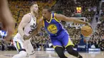 Pemain Golden State Warriors, Kevin Durant berusaha melewati pemain Utah Jazz, Gordon Hayward pada pertandingan Semifinal Wilayah Barat Playoffs NBA 2017 di Salt Lake City (5/6). Dalam pertandingan ini Durant tampil menawan. (AP Photo/Rick Bowmer)