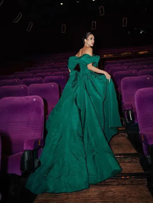 Dengan rambut rapi yang disanggul modern oleh hairstylist Sinta. Membuat tampilannya semakin elegan. [@anyageraldine]