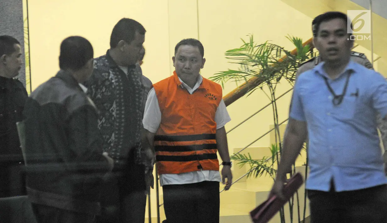 Ekspresi Bupati Halmahera Timur Rudy Erawan usai menjalani pemeriksaan di KPK, Jakarta, Senin (12/2). Diduga besaran suap yang diterima oleh Rudy sebesar Rp6,2 miliar. (Liputan6.com/Herman Zakharia)
