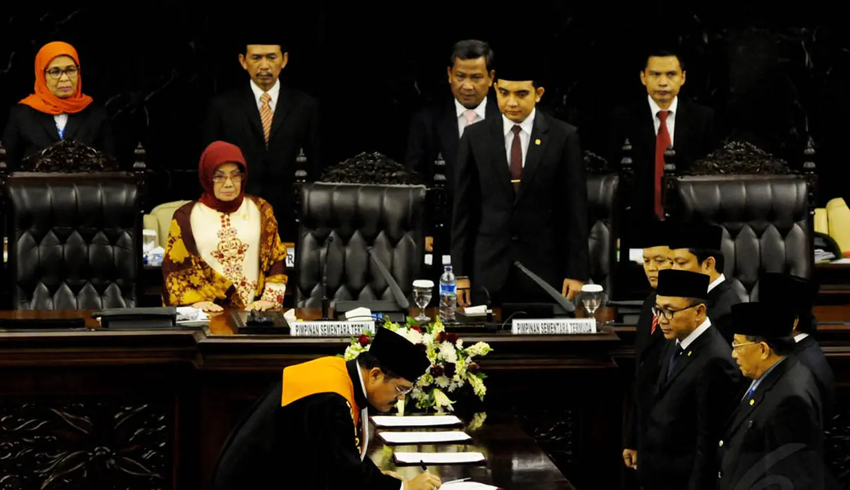 Ketua Mahkamah Agung, Hatta Ali, memimpin langsung pengambilan sumpah janji Pimpinan MPR periode 2014-2019, Jakarta, (8/10/14). (Liputan6.com/Andrian M Tunay) 