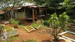 Sebuah gubuk yang sempat menjadi tempat istirahat Ayah Marshanda, Irwan Yusuf di kawasan kuburan kober Bangka IX, Jakarta Selatan, Selasa (29/3). (Liputan6.com/ Gempur M Surya)