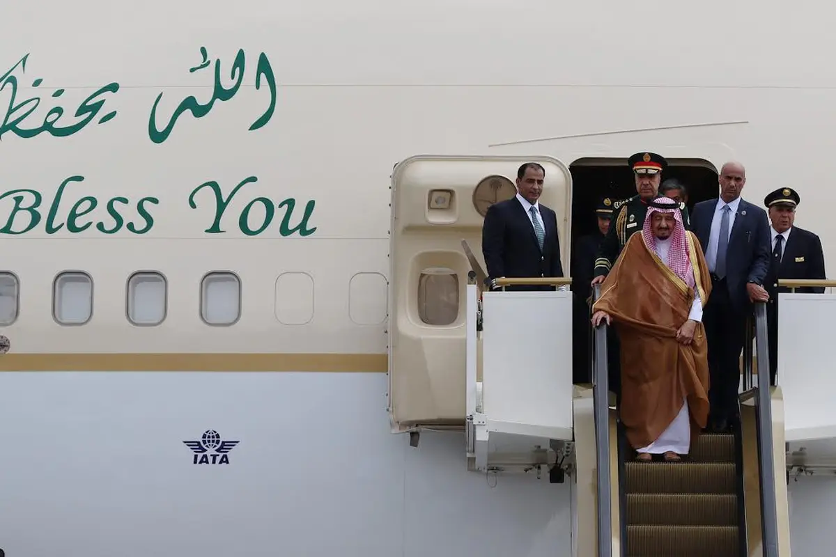 Raja Salman di pintu pesawat saat tiba di Bandara Halim Perdanakusuma