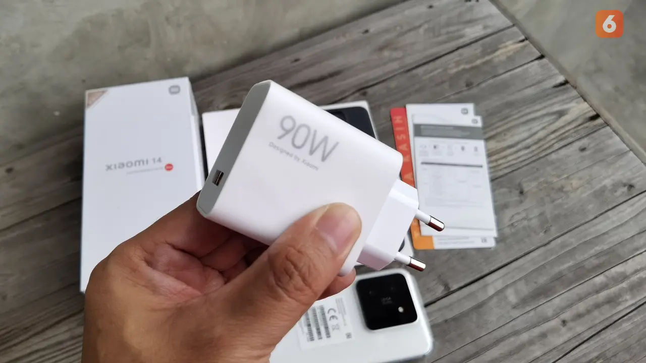 Adapter charger Xiaomi 14 dengan fast charging 90 watt