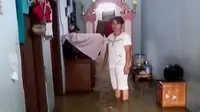Permukiman penduduk dan sekolah di Tegal, Jawa Tengah, terendam banjir. 