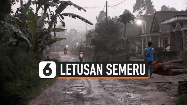 Sejumlah warga di Desa Supit Urang Lumajang meninggalkan rumahnya usai Gunung Semeru memuntahkan lava pijar disertai hujan abu. Warga setempat mengaku mendengar ledakan berkali-kali dari arah Gunung Semeru.