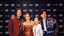 Penampilan memukau saat World Premiere Budi Pekerti di Toronto International Film Festival ditampilkan oleh keempat pemain utama. Senyum yang mereka tampilkan juga penuh bahagia dan rasa bangga. Para pemain pun senang, TIFF bisa mengapresiasi dan menjadi saksi awal perjalanan film Budi Pekerti. (Liputan6.com/IG/@filmbudipekerti)