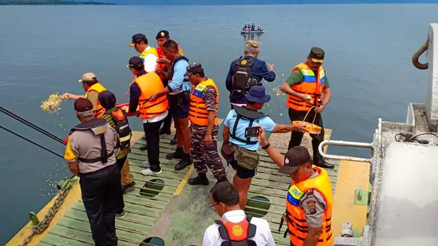 Menko Kemaritiman Luhut Binsar Panjaitan melakukan tabur bunga di Danau Toba (Liputan6.com/Reza Efendi)