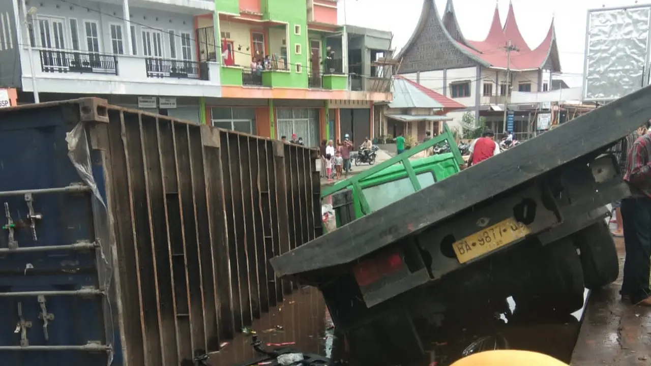 Kecelakaan beruntun terjadi di Sungai Pua Kabupaten Agam, sabtu (18/9/2021)
