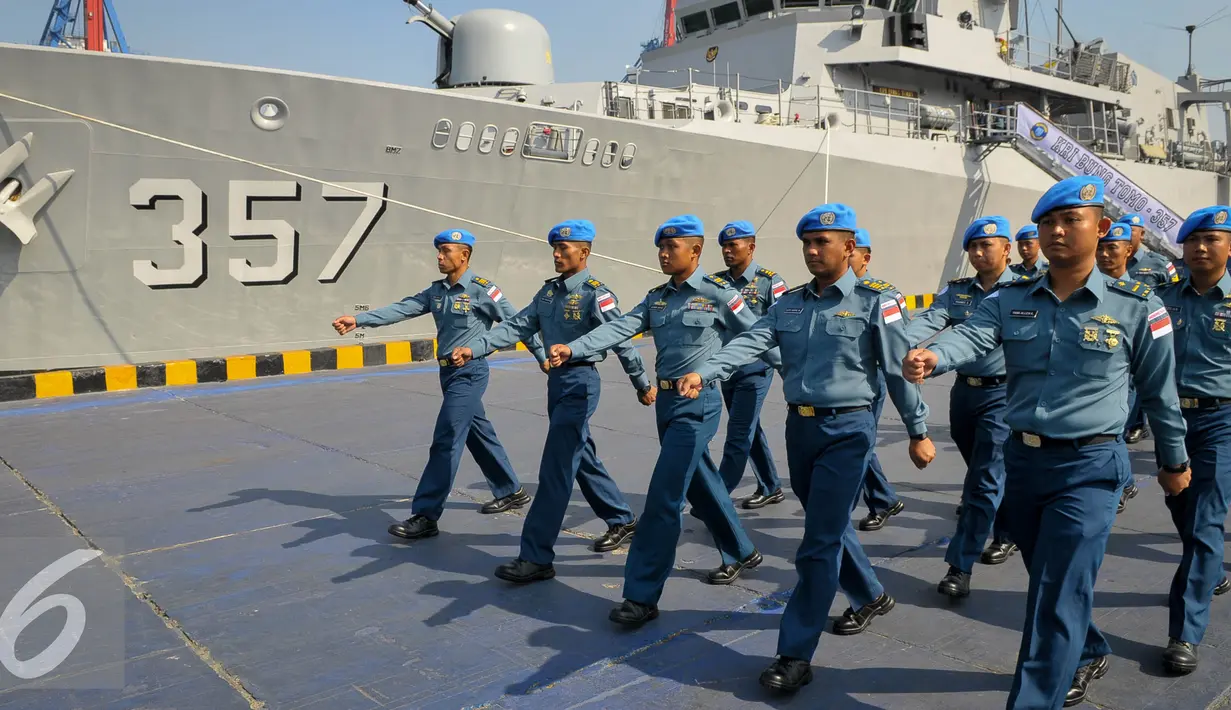 Pasukan perdamaian Satgas Maritime Task Force (MTF) TNI Konga XXIII-H Unifil Lebanon berbaris untuk mengikuti upacara melepas keberangkatan KRI Bung Tomo-357 ke Lebanon di dermaga Mako Kolinlamil, Jakarta, Kamis (27/8/2015). (Liputan6.com/Faizal Fanani)