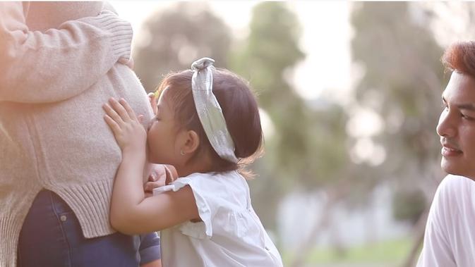 Chelsea Olivia dan Glenn Alinskie umumkan kehamilan anak kedua (Sumber: YouTube/Alinskie Family)